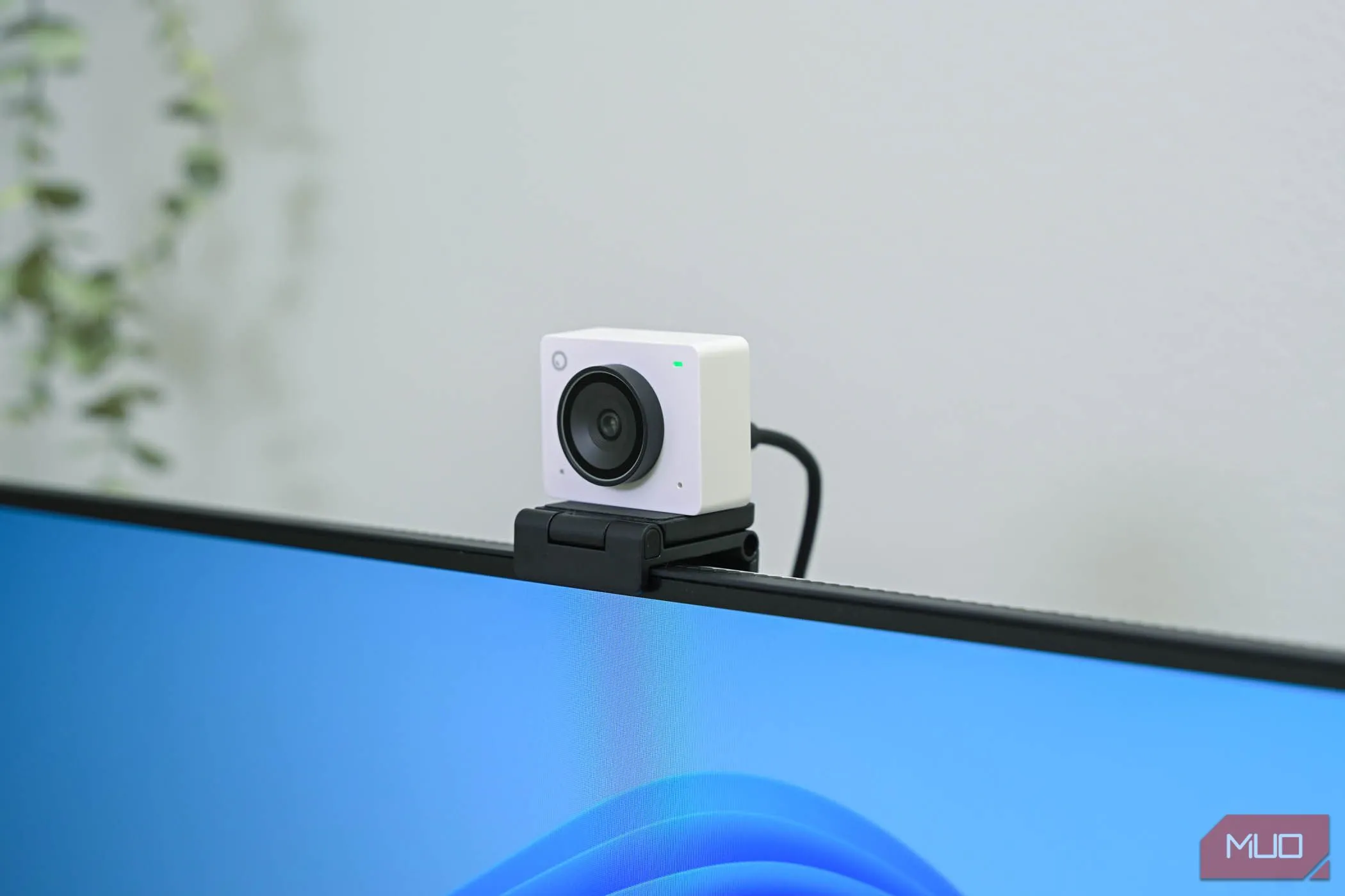 Webcam OBSBOT Meet 2 được gắn trên cạnh trên của màn hình máy tính