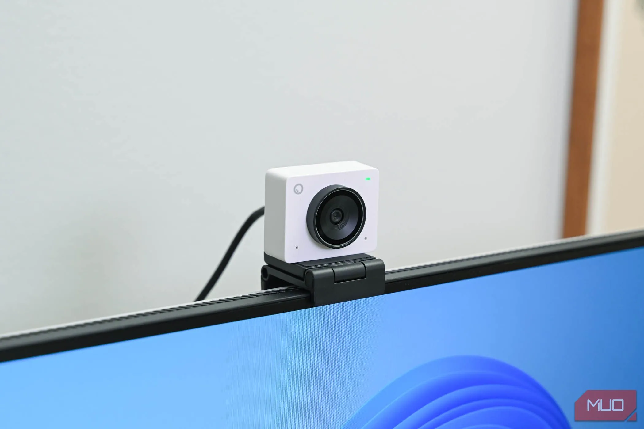 Webcam OBSBOT Meet 2 gắn trên màn hình máy tính, góc nhìn từ bên trái