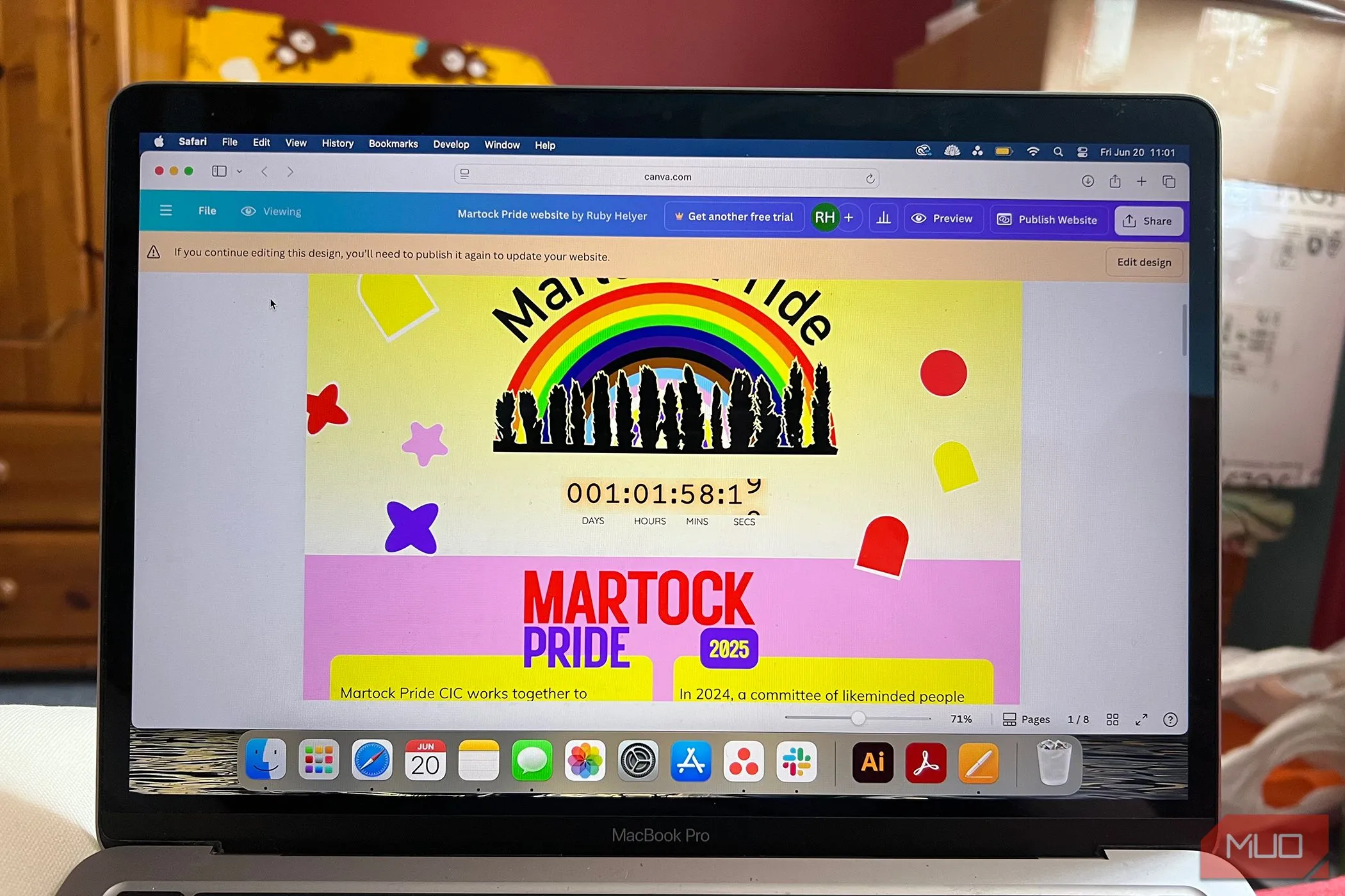 Website Martock Pride được tạo bằng Canva, hiển thị ứng dụng đếm ngược tích hợp trên giao diện, minh họa khả năng mở rộng chức năng với ứng dụng bên ngoài.