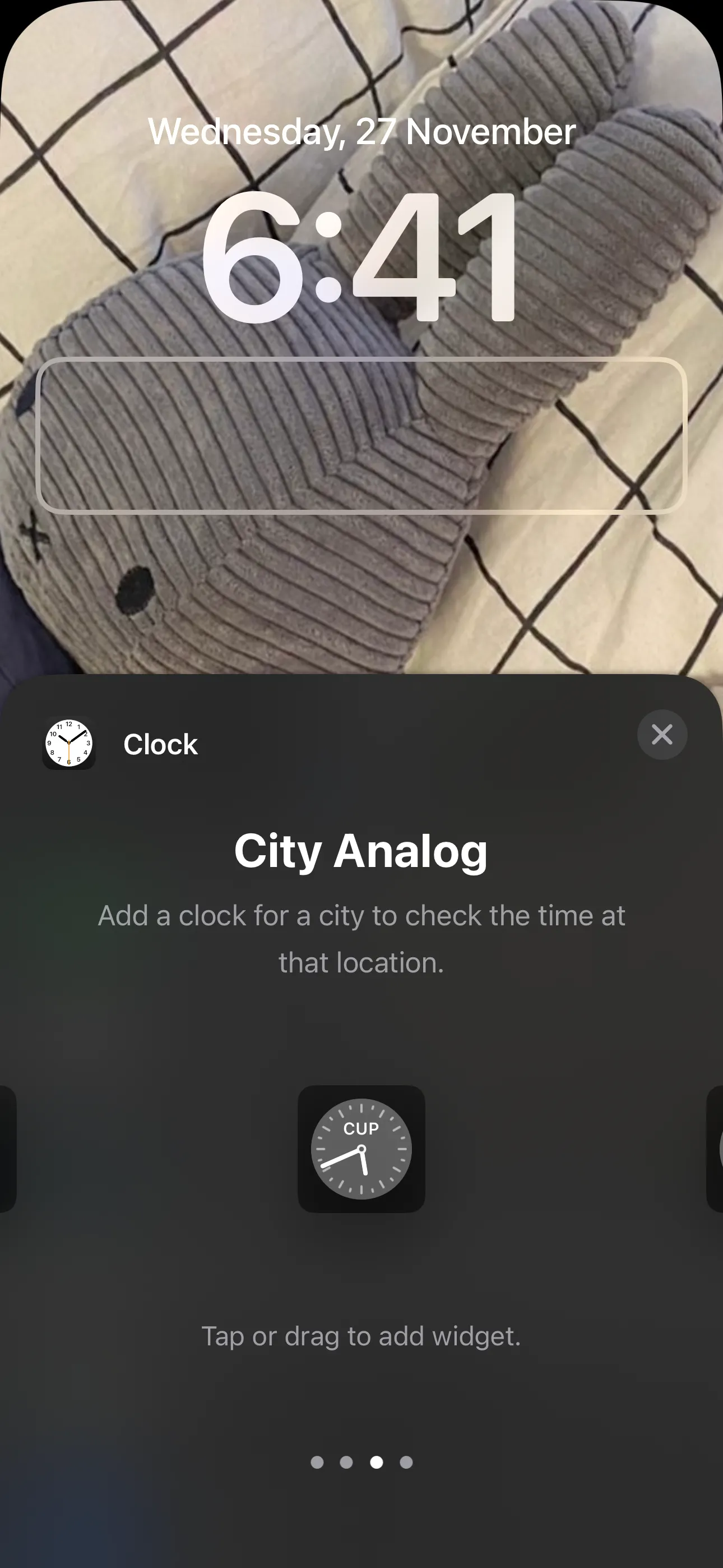 Widget Đồng hồ kim cho thành phố hiển thị trên màn hình khóa iPhone