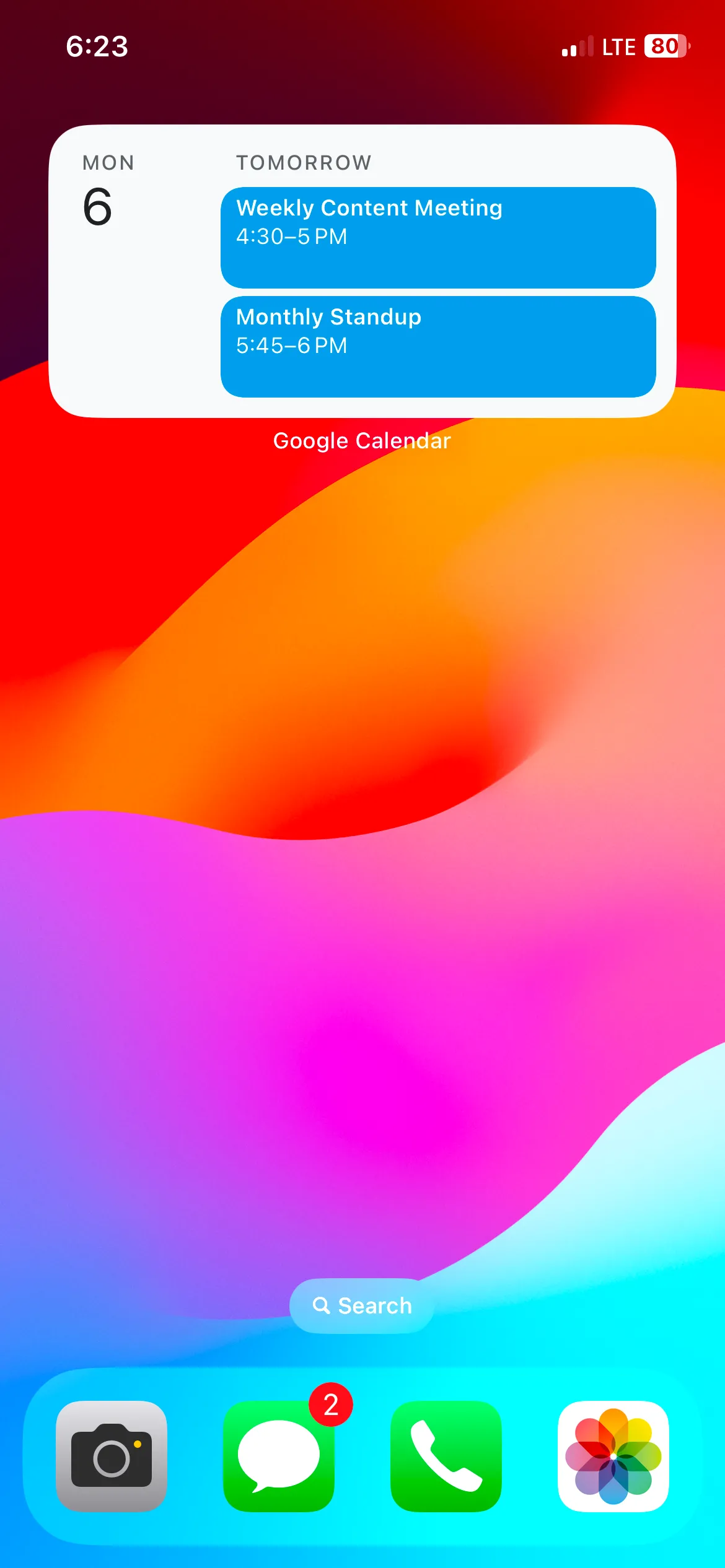 Widget Lịch Google hiển thị các sự kiện sắp tới trên màn hình chính iPhone.
