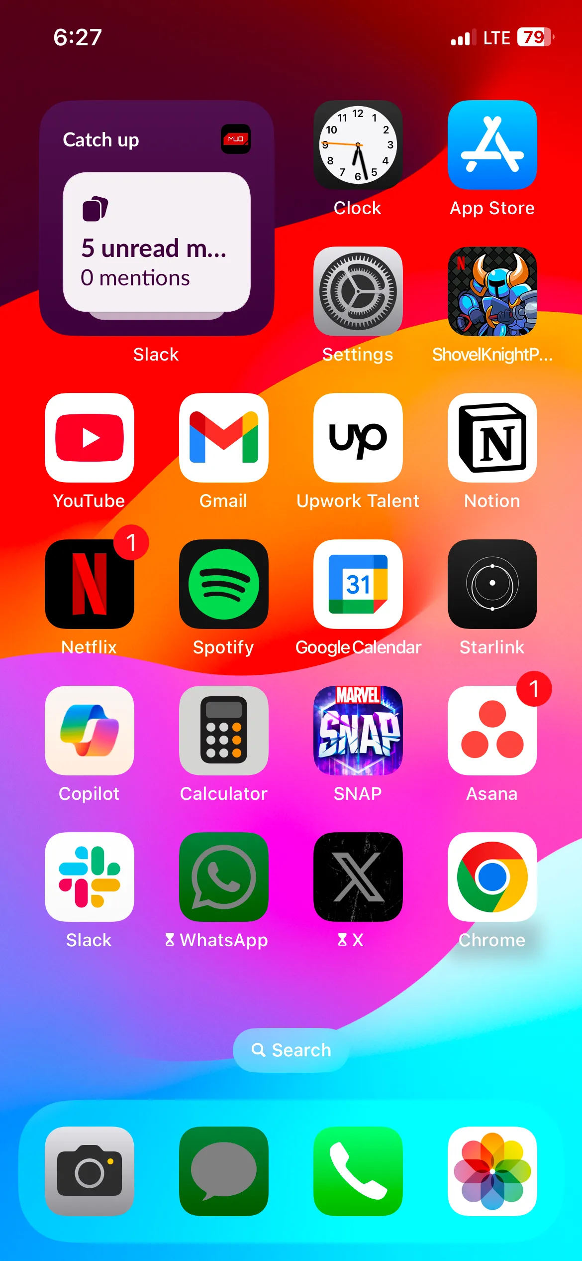 Widget Slack trên màn hình chính iPhone hiển thị số lượng tin nhắn chưa đọc và các đề cập đến người dùng.