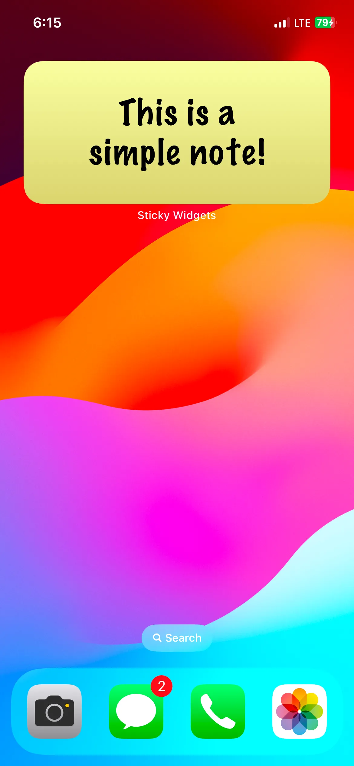 Widget Sticky Widgets trên màn hình chính iPhone hiển thị một ghi chú dán tùy chỉnh màu vàng.