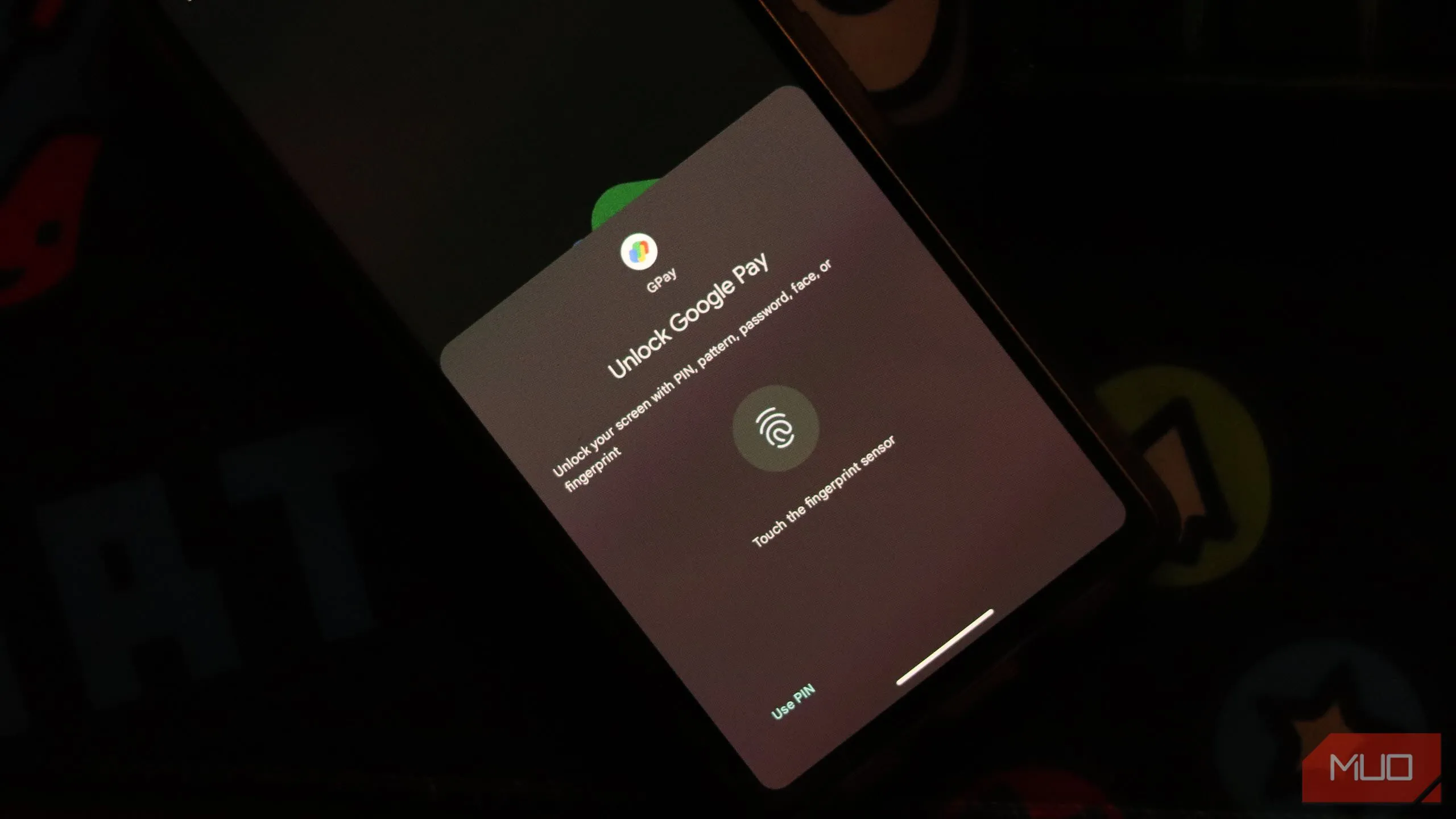 Xác thực sinh trắc học bằng vân tay khi mở ứng dụng Google Pay, minh họa tính năng bảo mật ví điện tử.